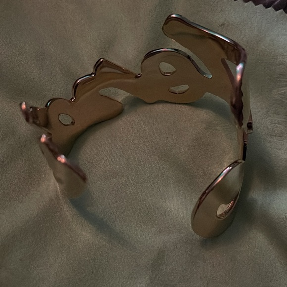 ❤️SOLD❤️Preloved Fendi name bangle bracelet gold color great condition. - Picture 10 of 11